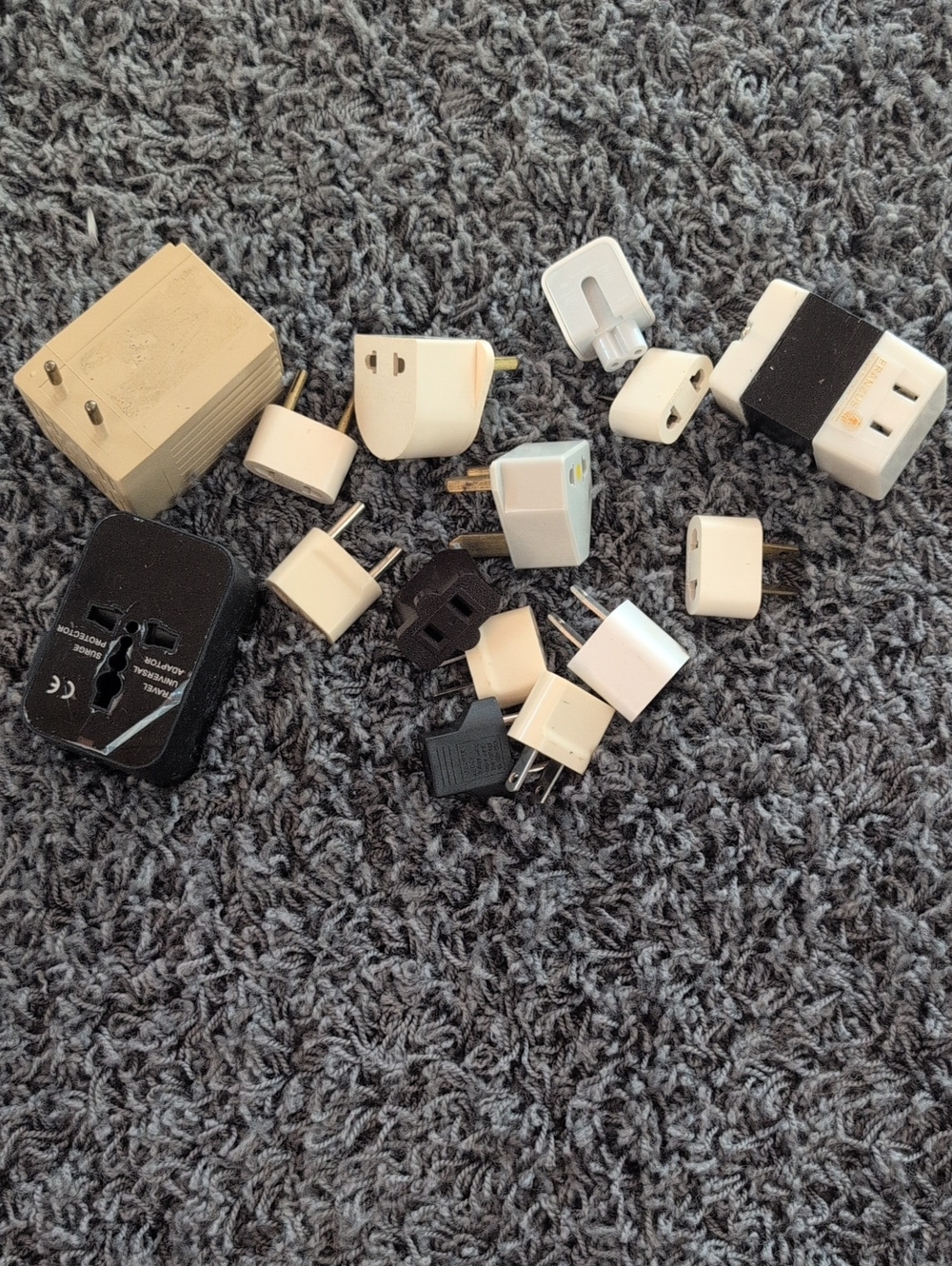 Universal Travel Plug Adapter Set - White and Black